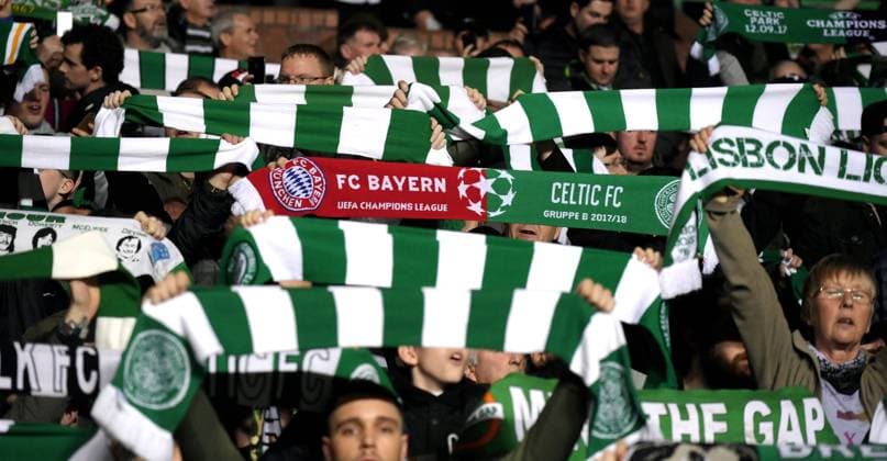 31.10.2017, Fussball UEFA Champions League 2017 2018, Gruppenphase, 4.Spieltag, Celtic Glasgow - FC Bayern München, im Celtic-Park Stadion Glasgow, Schottland. Celtic Fans mit Fanschal beider Seiten.