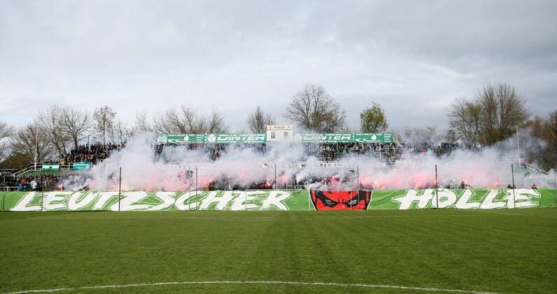 Leipzig, 31.10.2017, Alfred-Kunze-Sportpark, Fussball, sächsischer Landespokal, Achtelfinale, BSG Chemie Leipzig vs. FSV Zwickau 4:2 (2:2) , Im Bild: Fans von Chemie Leipzig zünden Pyrotechnik. ,