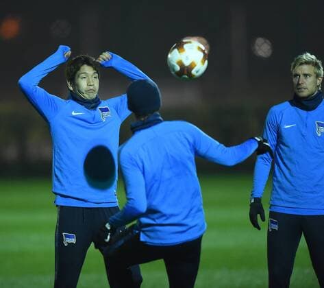 Fussball, Herren, Europa League, Saison 2017 2018, Abschlusstraining von Hertha BSC einen Tag vor dem Heimspiel gegen Sorja Luhansk, links Genki Haraguchi (Hertha BSC), rechts Per Ciljan Skjelbred (Hertha BSC), 01.11.17, Copyright: xMichaelxHundtx xMatthiasxKochx