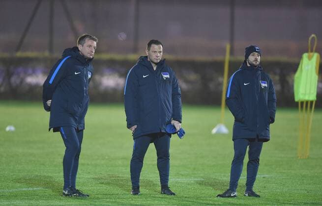 Fussball, Herren, Europa League, Saison 2017 2018, Abschlusstraining von Hertha BSC einen Tag vor dem Heimspiel gegen Sorja Luhansk, v. l. Co-Trainer Rainer Widmayer (Hertha BSC) , Trainer Pal Dardai (Hertha BSC), Co-Trainer Admir Hamzagic (Hertha BSC), 01.11.17, Copyright: xMichaelxHundtx xMatthiasxKochx
