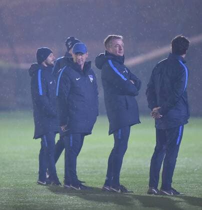 Fussball, Herren, Europa League, Saison 2017 2018, Abschlusstraining von Hertha BSC einen Tag vor dem Heimspiel gegen Sorja Luhansk, 2. v. l. Trainer Pal Dardai (Hertha BSC), 3. v. l. Co-Trainer Rainer Widmayer (Hertha BSC), 01.11.17, Copyright: xMichaelxHundtx xMatthiasxKochx