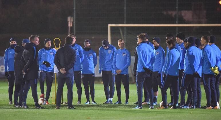 Fussball, Herren, Europa League, Saison 2017 2018, Abschlusstraining von Hertha BSC einen Tag vor dem Heimspiel gegen Sorja Luhansk, Ansprache Trainer Pal Dardai (Hertha BSC), 01.11.17, Copyright: xMichaelxHundtx xMatthiasxKochx