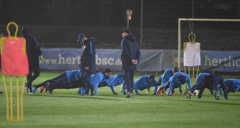 Fussball, Herren, Europa League, Saison 2017 2018, Abschlusstraining von Hertha BSC einen Tag vor dem Heimspiel gegen Sorja Luhansk, v. l. Trainer Pal Dardai (Hertha BSC) und Co-Trainer Rainer Widmayer (Hertha BSC) kontrolliren die Ausführung der Liegestütze, 01.11.17, Copyright: xMichaelxHundtx xMatthiasxKochx