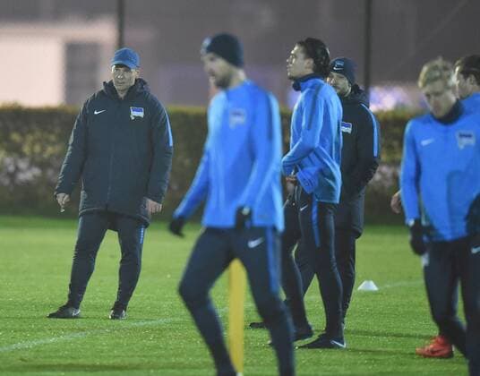 Fussball, Herren, Europa League, Saison 2017 2018, Abschlusstraining von Hertha BSC einen Tag vor dem Heimspiel gegen Sorja Luhansk, v. l. Trainer Pal Dardai (Hertha BSC), 01.11.17, Copyright: xMichaelxHundtx xMatthiasxKochx