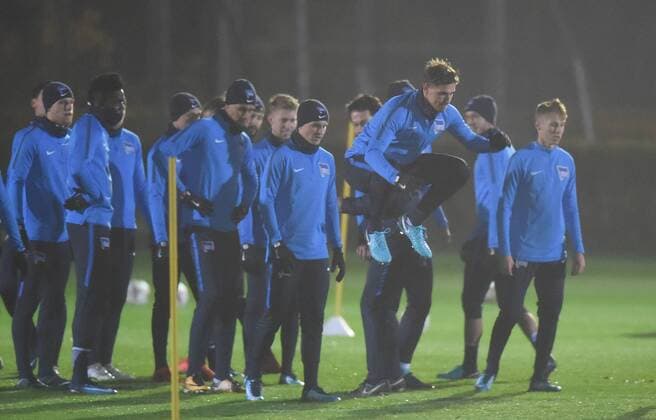 Fussball, Herren, Europa League, Saison 2017 2018, Abschlusstraining von Hertha BSC einen Tag vor dem Heimspiel gegen Sorja Luhansk, Niklas Stark (Hertha BSC) auf dem Sprung, 01.11.17, Copyright: xMichaelxHundtx xMatthiasxKochx