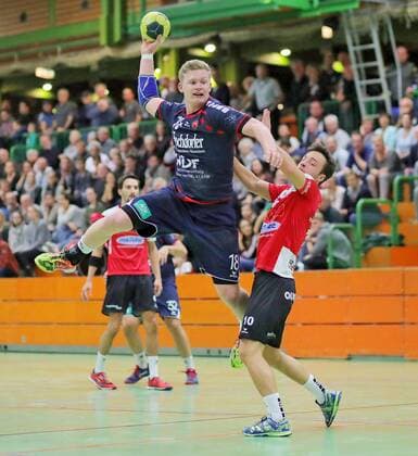 v.l. Sascha Marquardt (SG H2Ku), Christoph Spi? (TSV) TSV Blaustein vs. SG H2Ku Herrenberg, Handball Baden-W?rttemberg Oberliga,9. Spiel, 01.11.2017 Blaustein Copyright: xEIBNER FlorianxAchbergerx EP_FAR