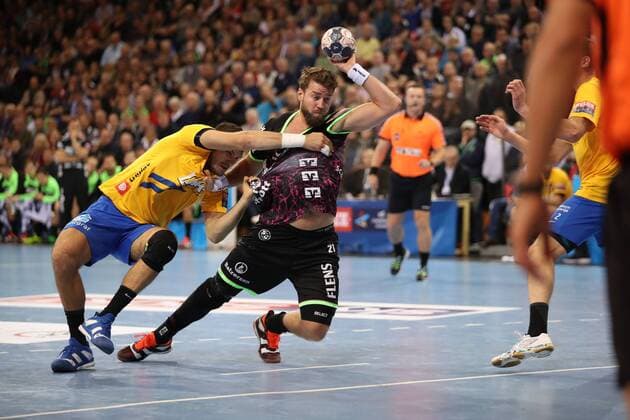 Themen der Woche - SPORT Bilder des Tages - SPORT SG Flensburg-Handewitt - RK Celje Pivovarna Lasko, EHF Champions League; Flensburg, 01.11.17 Flensburg, 01.11.17, Handball, VELUX EHF Champions League, Saison 2017 2018, Gruppenphase, SG Flensburg-Handewitt - RK Celje Pivovarna Lasko : Jacob Heinl (SG Flensburg-Handewitt, 21), Kristian Beciri (RK Celje Pivovarna Lasko, 80)
