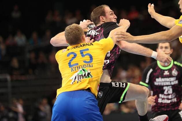 SG Flensburg-Handewitt - RK Celje Pivovarna Lasko, EHF Champions League; Flensburg, 01.11.17 Flensburg, 01.11.17, Handball, VELUX EHF Champions League, Saison 2017 2018, Gruppenphase, SG Flensburg-Handewitt - RK Celje Pivovarna Lasko : Holger Glandorf (SG Flensburg-Handewitt, 09), Tilen Kodrin (RK Celje Pivovarna Lasko, 25)