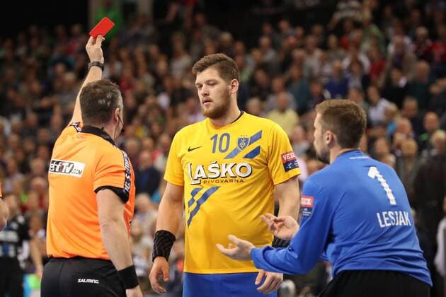 SG Flensburg-Handewitt - RK Celje Pivovarna Lasko, EHF Champions League; Flensburg, 01.11.17 Flensburg, 01.11.17, Handball, VELUX EHF Champions League, Saison 2017 2018, Gruppenphase, SG Flensburg-Handewitt - RK Celje Pivovarna Lasko : Rote Karte gegen Matic Suholeznik (RK Celje Pivovarna Lasko, 10)