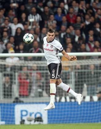 Bilder des Tages - SPORT Pepe of Besiktas during Besiktas vs. Monaco UEFA Champions League game at Vodafone Park, Istanbul, November 1st, 2017.  15844193
