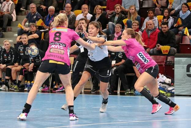 01.11.2017, Deutschland, Ludwigsburg, Deutschland, Handball Champions League Frauen Saison 2017 2018 SG BBM Bietigheim vs. Vipers Kristiansand: v.l. Kristin Noersteboe (Vipers), Martine Smeets (BBM), Kristine Lunde Borgesen (Vipers)
