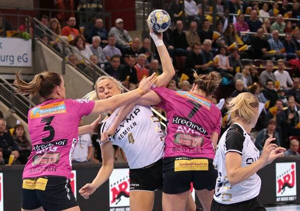 01.11.2017, Deutschland, Ludwigsburg, Deutschland, Handball Champions League Frauen Saison 2017 2018 SG BBM Bietigheim vs. Vipers Kristiansand: v.l. Emilie Hegh Arntzen (Vipers), Charris Rozemalen (BBM), Kari Skaar Brattset (Vipers)