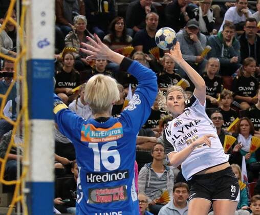 01.11.2017, Deutschland, Ludwigsburg, Deutschland, Handball Champions League Frauen Saison 2017 2018 SG BBM Bietigheim vs. Vipers Kristiansand: v.l. Katrine Lunde (Vipers), Angela Malestein (BBM)