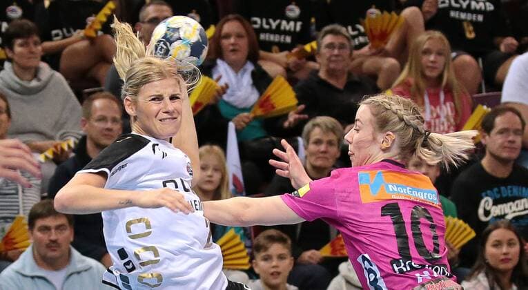 Bilder des Tages - SPORT 01.11.2017, Deutschland, Ludwigsburg, Deutschland, Handball Champions League Frauen Saison 2017 2018 SG BBM Bietigheim vs. Vipers Kristiansand: v.l. Angela Malestein (BBM), Vilde Jonassen (Vipers)