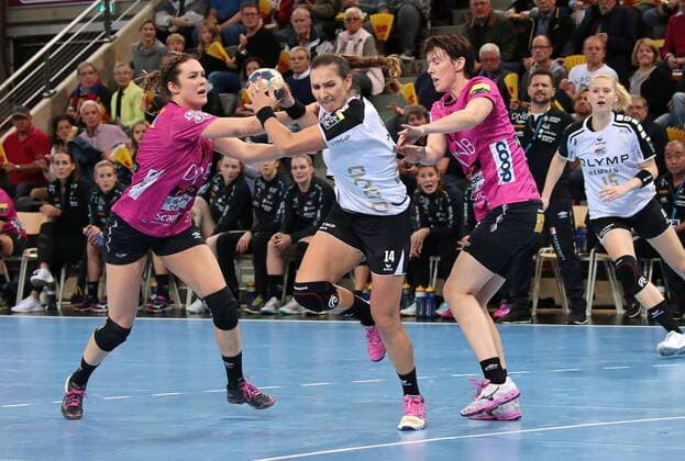 01.11.2017, Deutschland, Ludwigsburg, Deutschland, Handball Champions League Frauen Saison 2017 2018 SG BBM Bietigheim vs. Vipers Kristiansand: v.l. Kari Skaar Brattset (Vipers), Karolina Kudlacz-Gloc (BBM), Kristine Lunde Borgesen (Vipers)