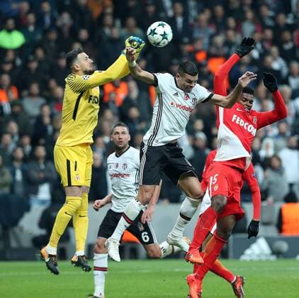 Bilder des Tages - SPORT Pepe of Besiktas and Jamerson , Goalkeeper Subasic of Monaco during the UEFA Champions league Group G match between Besiktas and Monaco at Vodafone Arena in Istanbul on November 01 , 2017. 