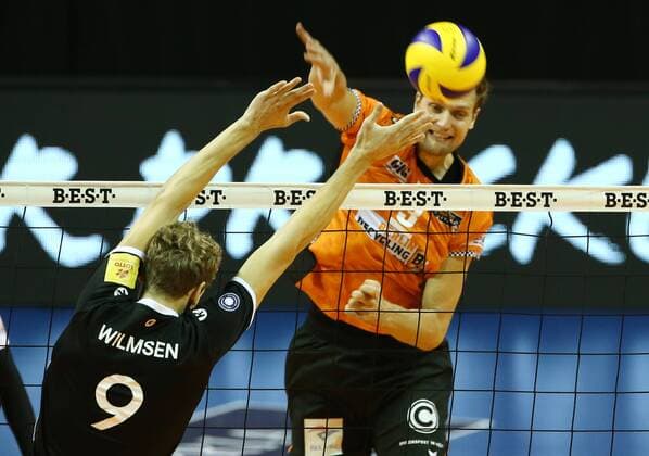 Robert Kromm im Angriff, Lars Wilmsen Volleyball Bundesliga Herren Saison 2017 2018 01.11.2017 BR Volleys Berlin BRV vs. TV Rottenburg