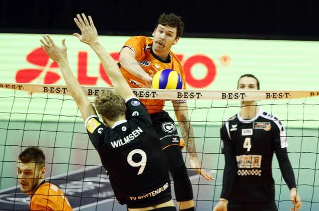 Steven Marshall im Angriff, Lars Wilmsen Volleyball Bundesliga Herren Saison 2017 2018 01.11.2017 BR Volleys Berlin BRV vs. TV Rottenburg