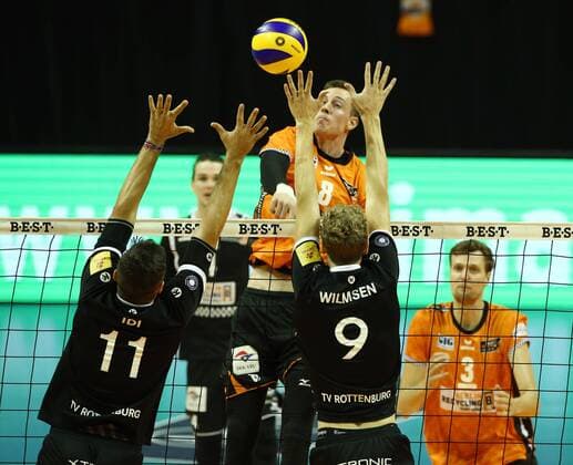 Graham Vigrass im Angriff, Idner Martins, Lars Wilmsen Volleyball Bundesliga Herren Saison 2017 2018 01.11.2017 BR Volleys Berlin BRV vs. TV Rottenburg