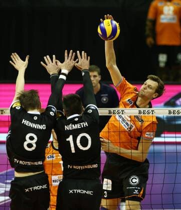 Robert Kromm im Angriff, Paul Henning, Ferenc Nemeth Volleyball Bundesliga Herren Saison 2017 2018 01.11.2017 BR Volleys Berlin BRV vs. TV Rottenburg