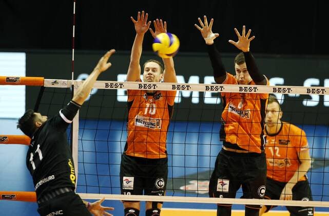 Idner Martins im Angriff, Sebastian Kühner, Graham Vigrass Volleyball Bundesliga Herren Saison 2017 2018 01.11.2017 BR Volleys Berlin BRV vs. TV Rottenburg