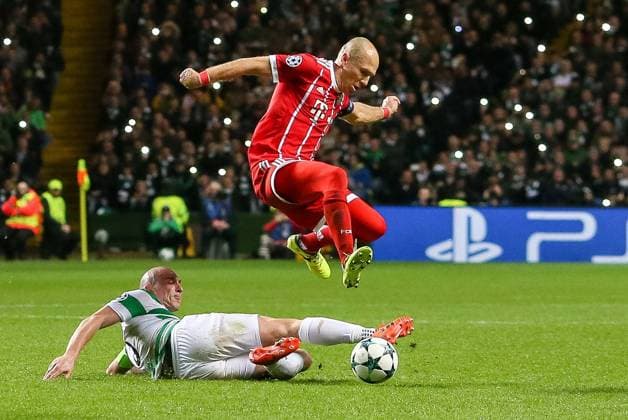 Glasgow, Scotland 31.10.2017, UEFA Champions League - 2017 18 Season, Gruppenphase - Gruppe B -4. Spieltag, Celtic Glasgow - FC Bayern Muenchen, Scott Brown (CFC) und Arjen Robben (FCB) im Zweikampf ( DeFodi048