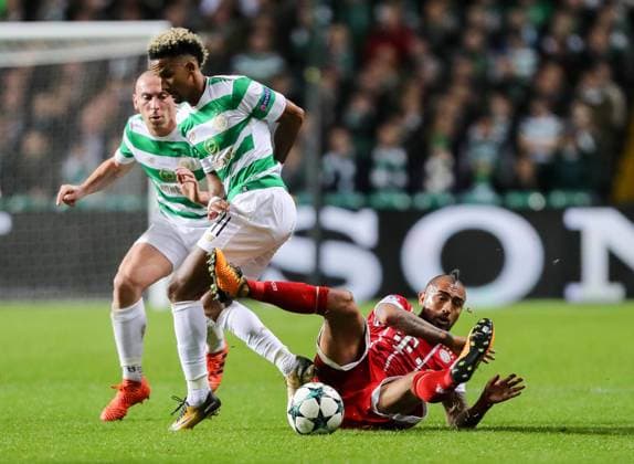 Glasgow, Scotland 31.10.2017, UEFA Champions League - 2017 18 Season, Gruppenphase - Gruppe B -4. Spieltag, Celtic Glasgow - FC Bayern Muenchen, Nir Bitton (CFC) und Arturo Erasmo Vidal (FCB) im Zweikampf ( DeFodi048