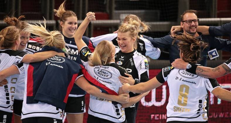 01.11.2017, Deutschland, Ludwigsburg, Deutschland, Handball Champions League Frauen Saison 2017 2018 SG BBM Bietigheim vs. Vipers Kristiansand: Schlußjubel (BBM), hinten rechts BBM Trainer Martin Albertsen, mitte Torhüterin Tess Wester (BBM)