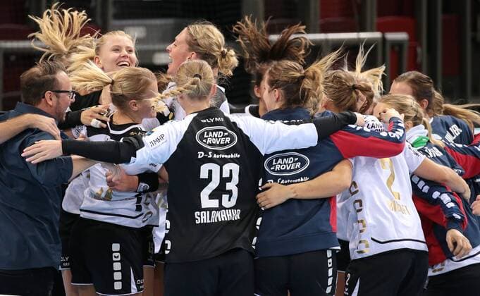 01.11.2017, Deutschland, Ludwigsburg, Deutschland, Handball Champions League Frauen Saison 2017 2018 SG BBM Bietigheim vs. Vipers Kristiansand: Schlußjubel (BBM), v.l. Trainer Martin Albertsen, Kim Naidziniavicius (BBM), Luisa Schulze (BBM)