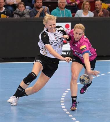 01.11.2017, Deutschland, Ludwigsburg, Deutschland, Handball Champions League Frauen Saison 2017 2018 SG BBM Bietigheim vs. Vipers Kristiansand: v.l. Kim Naidziniavicius (BBM), Kristine Lunde Borgesen (Vipers)