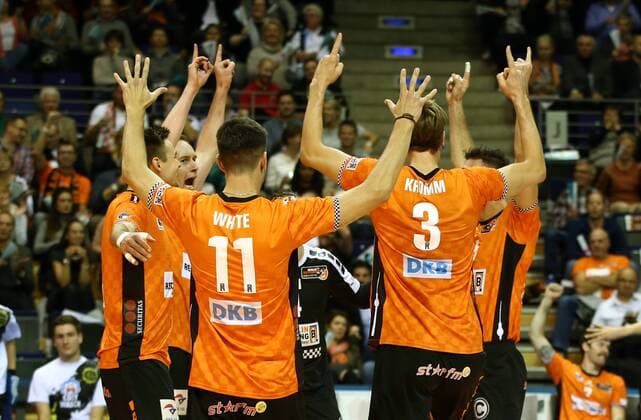 Bilder des Tages - SPORT Georg Klein, Adam White, Robert Kromm, Steven Marshall Freude Emotion jubelnd Jubel nach Satzgewinn Volleyball Bundesliga Herren Saison 2017 2018 01.11.2017 BR Volleys Berlin BRV vs. TV Rottenburg