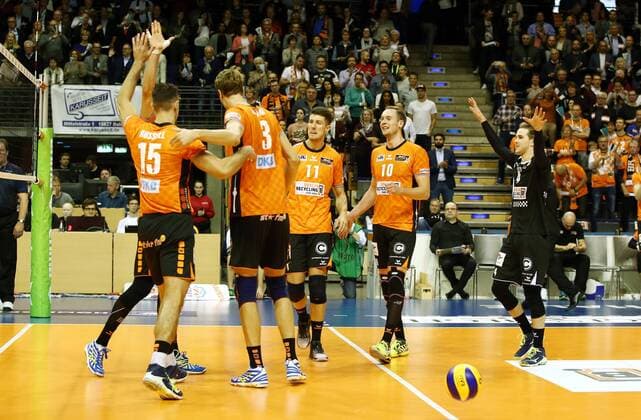 Kyle Russell, Robert Kromm, Adam White, Sebastian Kühner, Luke Perry Freude Emotion jubelnd Jubel nach Satzgewinn Volleyball Bundesliga Herren Saison 2017 2018 01.11.2017 BR Volleys Berlin BRV vs. TV Rottenburg