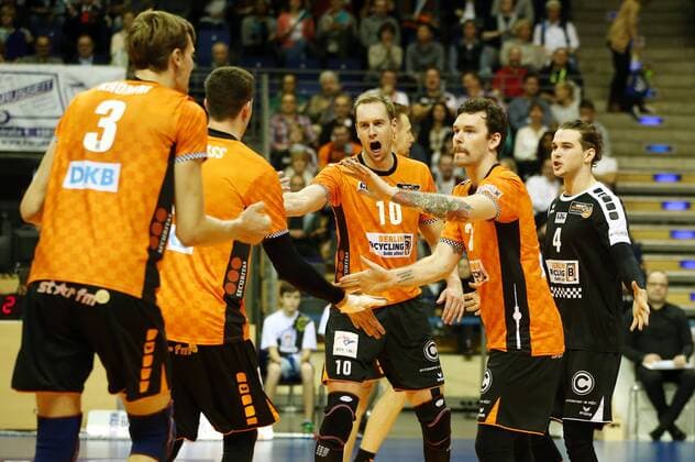 Robert Kromm, Graham Vigrass, Sebastian Kühner, Steven Marshall, Luke Perry Freude Emotion jubelnd Jubel nach Satzgewinn Volleyball Bundesliga Herren Saison 2017 2018 01.11.2017 BR Volleys Berlin BRV vs. TV Rottenburg
