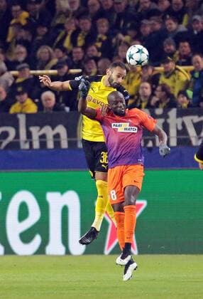 01.11.2017, xovx, Fussball Champions League, Borussia Dortmund - APOEL Nikosia, emspor, v.l. Ömer Toprak (Borussia Dortmund), Mickael Pote (APOEL Nikosia), Aktion. Dortmund