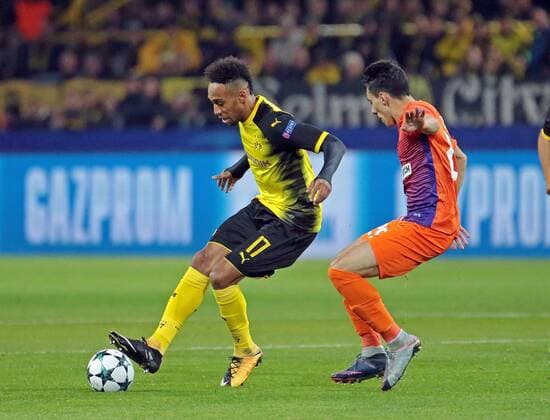 01.11.2017, xovx, Fussball Champions League, Borussia Dortmund - APOEL Nikosia, emspor, v.l. Pierre-Emerick Aubameyang (Borussia Dortmund), Praxitelis Vouros (APOEL Nikosia), Aktion. Dortmund