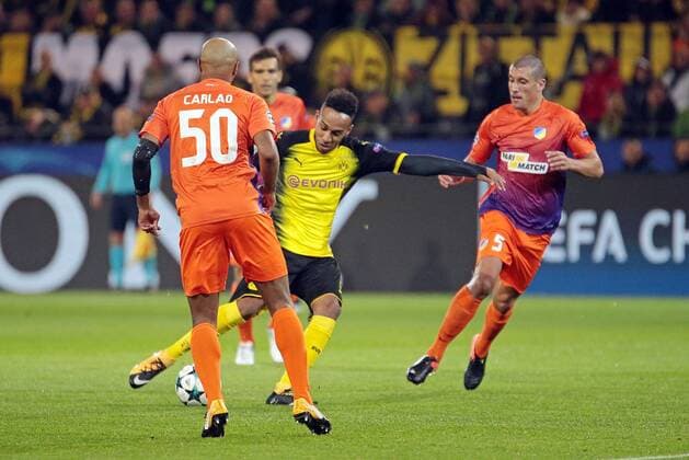 01.11.2017, xovx, Fussball Champions League, Borussia Dortmund - APOEL Nikosia, emspor, v.l. Carlao (APOEL Nikosia), Pierre-Emerick Aubameyang (Borussia Dortmund), Jesus Rueda (APOEL Nikosia), Aktion. Dortmund