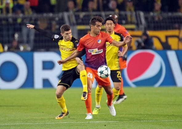 01.11.2017, xovx, Fussball Champions League, Borussia Dortmund - APOEL Nikosia, emspor, v.l. Christian Pulisic (Borussia Dortmund), Nuno Morais (APOEL Nikosia), Aktion. Dortmund