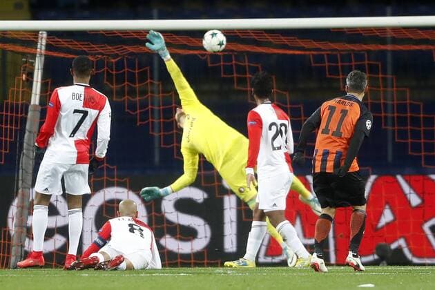 Bilder des Tages - SPORT CHARKOV , 01-11-2017 , voetbal , Metalist Stadion , Champions League , seizoen 2017 - 2018 , Shakhtar Donetsk - Feyenoord , Feyenoord speler Brad Jones is kansloos bij de 2-1 van Shakhtar speler Marlos (11) Shakhtar - Feyenoord  x1790860x