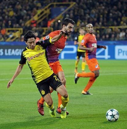 01.11.2017, xovx, Fussball Champions League, Borussia Dortmund - APOEL Nikosia, emspor, v.l. Shinji Kagawa (Borussia Dortmund), Giorgos Merkis (APOEL Nikosia), Aktion. Dortmund