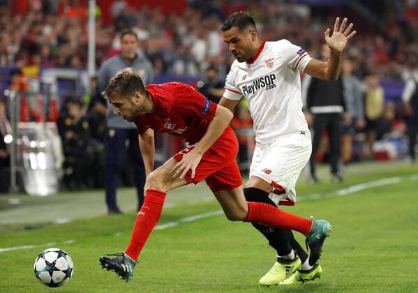 Sevilla s Gabriel Mercado (R) and Spartak Moscow s Dimitri Kombarov vie for the ball during the UEFA Champions League 4th round groups phase match between Sevilla and Spartak Moscow at the Sanchez Pizjuan stadium in Seville, Andalusia, Spain, 01 October 2017. Sevilla vs. Spartak Moscow !ACHTUNG: NUR REDAKTIONELLE NUTZUNG!  Copyright: xJULIOxMUÑOZx SEV001 20171101-636451678526972209