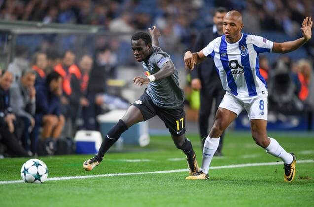 FUSSBALL CHAMPIONS LEAGUE SAISON 2017 2018 GRUPPENPHASE FC Porto - RB Leipzig 01.11.2017 Bruma (li, RB Leipzig) gegen Yacine Brahimi (re, FC Porto) Porto