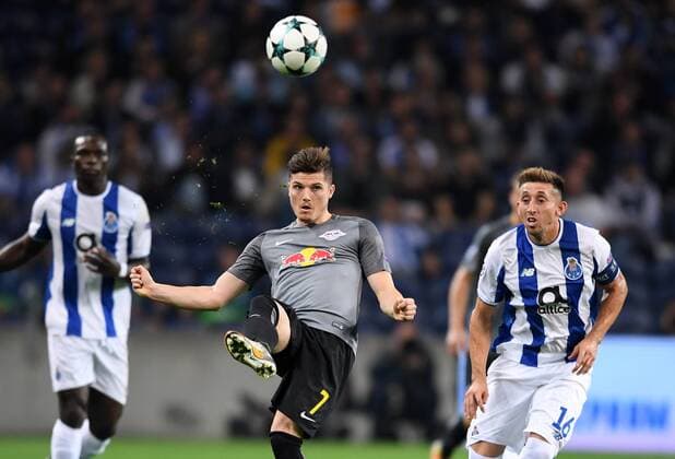 FUSSBALL CHAMPIONS LEAGUE SAISON 2017 2018 GRUPPENPHASE FC Porto - RB Leipzig 01.11.2017 Marcel Sabitzer (li, RB Leipzig) gegen Hector Herrera (re, FC Porto) Porto