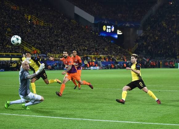 01.11.2017, Fussball Champions League, Saison 2017 2018, Vorrunde, 4. Spieltag, Borussia Dortmund - APOEL Nikosia, Raphael Guerreiro (Borussia Dortmund), re., erzielt das Tor zum 1:0