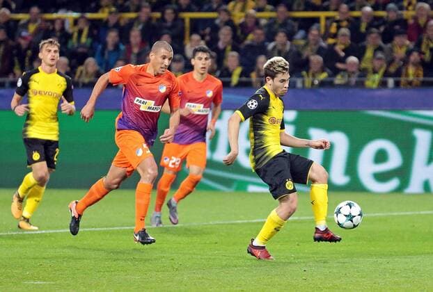 01.11.2017, xovx, Fussball Champions League, Borussia Dortmund - APOEL Nikosia, emspor, v.l. Jesus Rueda (APOEL Nikosia), Raphael Guerreiro (Borussia Dortmund) mit dem Tor zum 1:0, Aktion, Dortmund