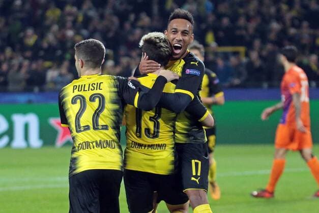 01.11.2017, xovx, Fussball Champions League, Borussia Dortmund - APOEL Nikosia, emspor, v.l. Christian Pulisic (Borussia Dortmund), Raphael Guerreiro (Borussia Dortmund) und Pierre-Emerick Aubameyang (Borussia Dortmund) bejubeln das Tor zum 1:0, Aktion. Dortmund