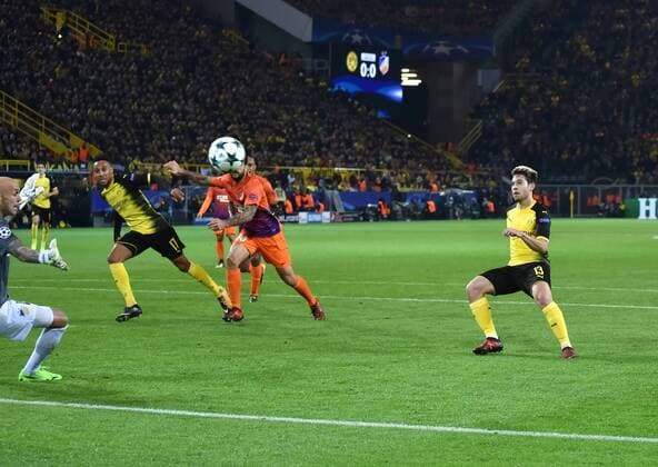 01.11.2017, Fussball Champions League, Saison 2017 2018, Vorrunde, 4. Spieltag, Borussia Dortmund - APOEL Nikosia, Raphael Guerreiro (Borussia Dortmund), re., erzielt das Tor zum 1:0