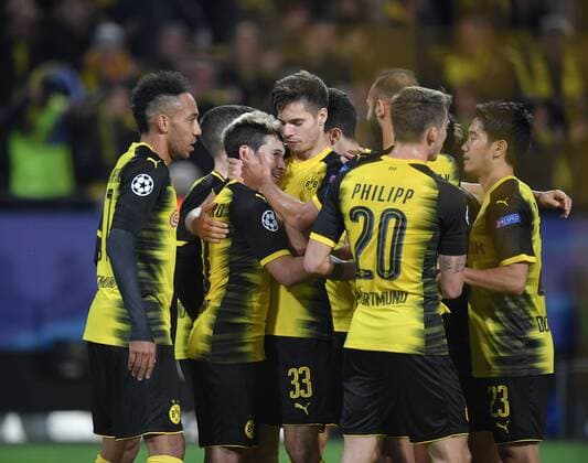 01.11.2017, Fussball Champions League, Saison 2017 2018, Vorrunde, 4. Spieltag, Borussia Dortmund - APOEL Nikosia, Jubel BVB, Raphael Guerreiro (Borussia Dortmund), 2.v.li., wird gefeiert