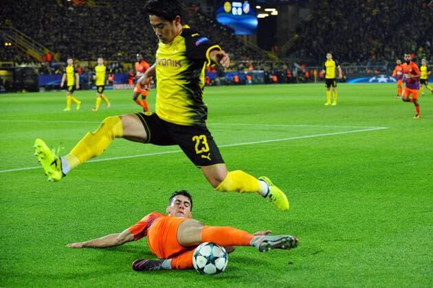 Dortmund, Germany 01.11.2017, UEFA Champions League - 2017 18 Season, Gruppenphase - Gruppe H -4. Spieltag, Borussia Dortmund - APOEL Nikosia, im Zweikampf von vorne: Praksitelis Vouros (Nikosia), Shinji Kagawa ( Dortmund ) ( DeFodi521