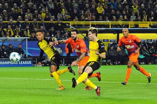 Bilder des Tages - SPORT Dortmund, Germany 01.11.2017, UEFA Champions League - 2017 18 Season, Gruppenphase - Gruppe H -4. Spieltag, Borussia Dortmund - APOEL Nikosia, Tor zum 1:0 durch Raphael Guerreiro ( Dortmund ), rechts ( DeFodi521