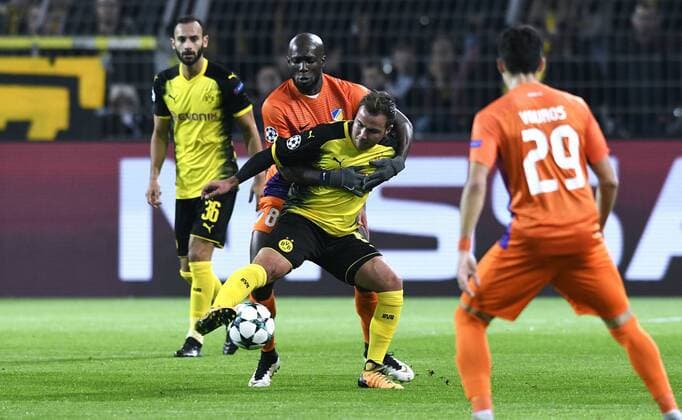 Bilder des Tages - SPORT Fussball, UEFA Champions League, Herren, Saison 2017 2018, Gruppe H, 4. Spieltag, Signal Iduna Park Dortmund, Bor. Dortmund (gelb) - APOEL Nikosia (orange); Mario Götze (BVB), Mickael Pote (APOEL), Aktion.